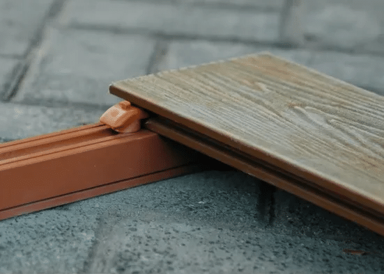 Feelingwood Fast-Installation Clip used on composite decking