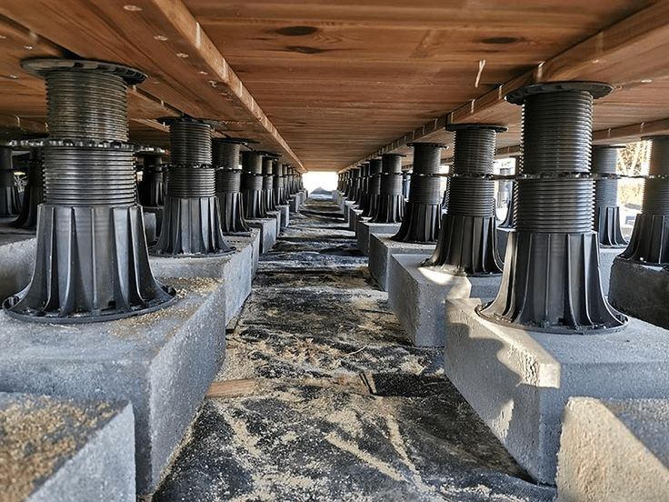 Plastic decking supports the bottom ventilation and drainage effect