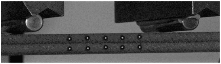 Central span of specimen loaded in four-point bending with single-point markers