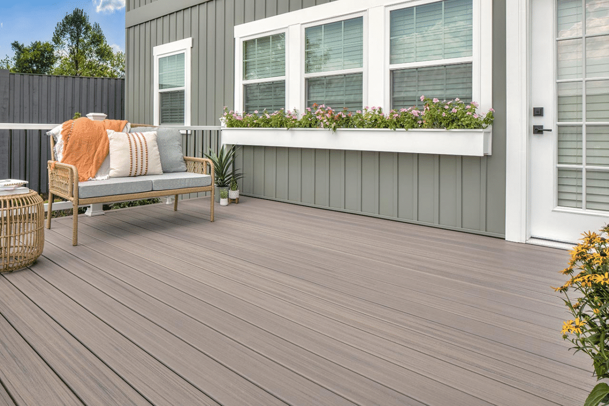 Garden deck with beige and grey-brown tones, creating a warm, natural atmosphere and elegant outdoor space